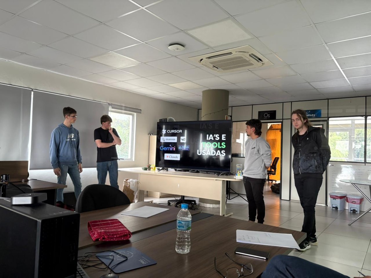 Residentes apresentando a tela "IA's e tools usadas", com ferramentas como Cursor, Gemini, Claude e GitHub Copilot.