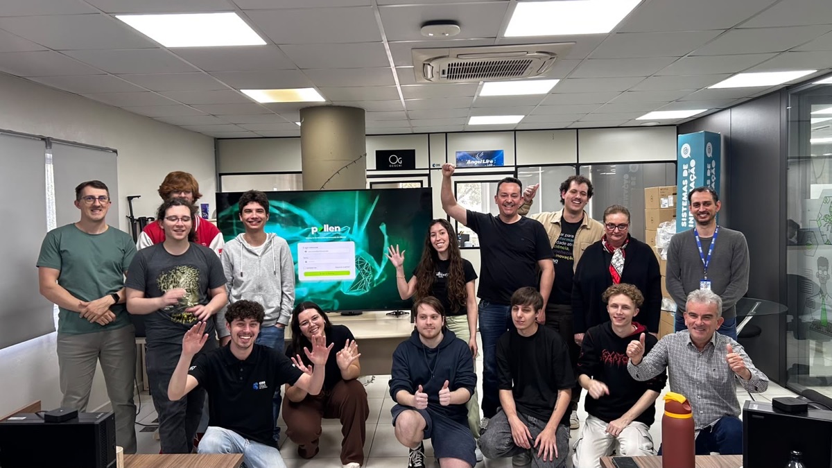 Participantes da 2ª Semana de IA do CRS acenando e fazendo sinal de positivo para a foto.