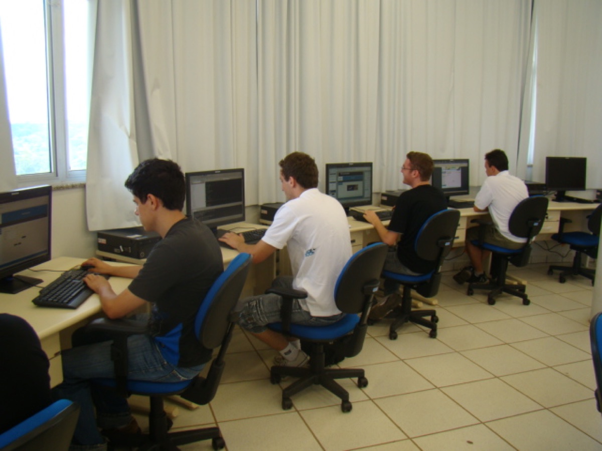 Residentes lado a lado em estações de trabalho do laboratório.