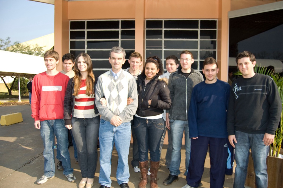 Turma do CRS em 2010, reunida em frente à universidade.