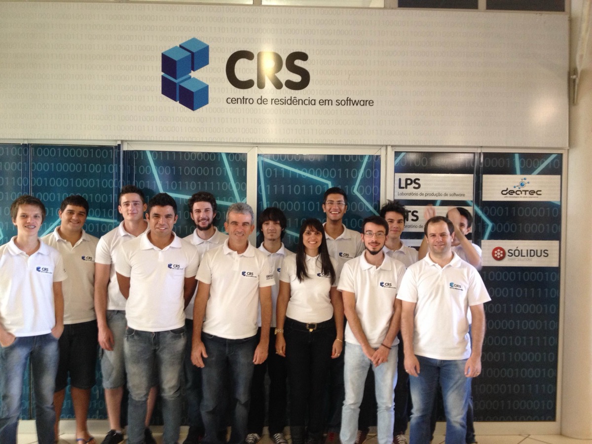 Turma de residentes de 2015 em frente ao mural com a marca CRS.