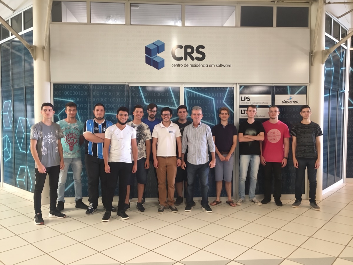 Turma de residentes de 2018 em frente ao mural com a marca CRS.