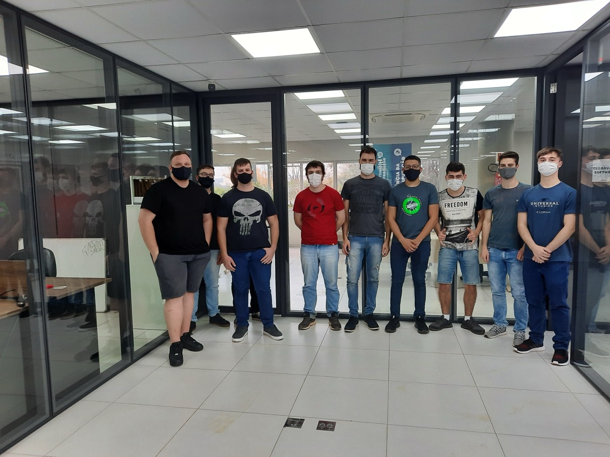 Turma de residentes de 2021 usando máscaras, durante a pandemia.