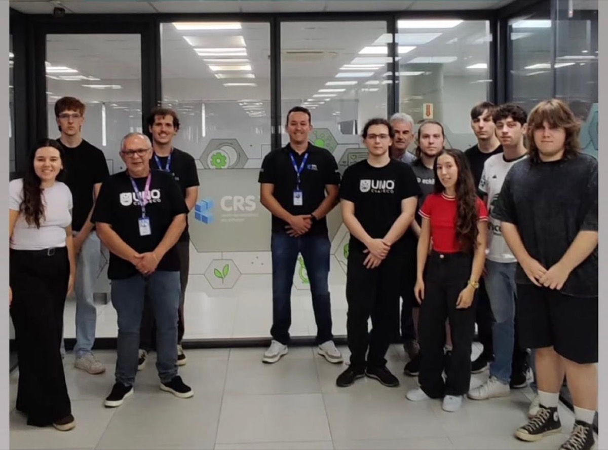 Turma de residentes de 2026 no novo escritório do CRS, com identidade visual renovada.
